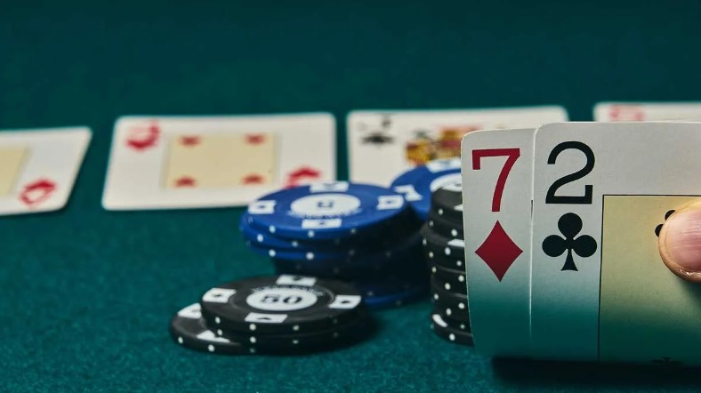 Chiến thuật được sử dụng trong Bluff Poker là gì?